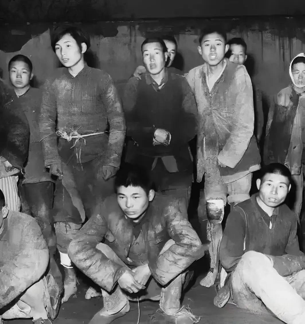1948年2月，苏浙边区游击纵队战士们被俘后的照片，镜头中他们个个都面容憔悴，衣