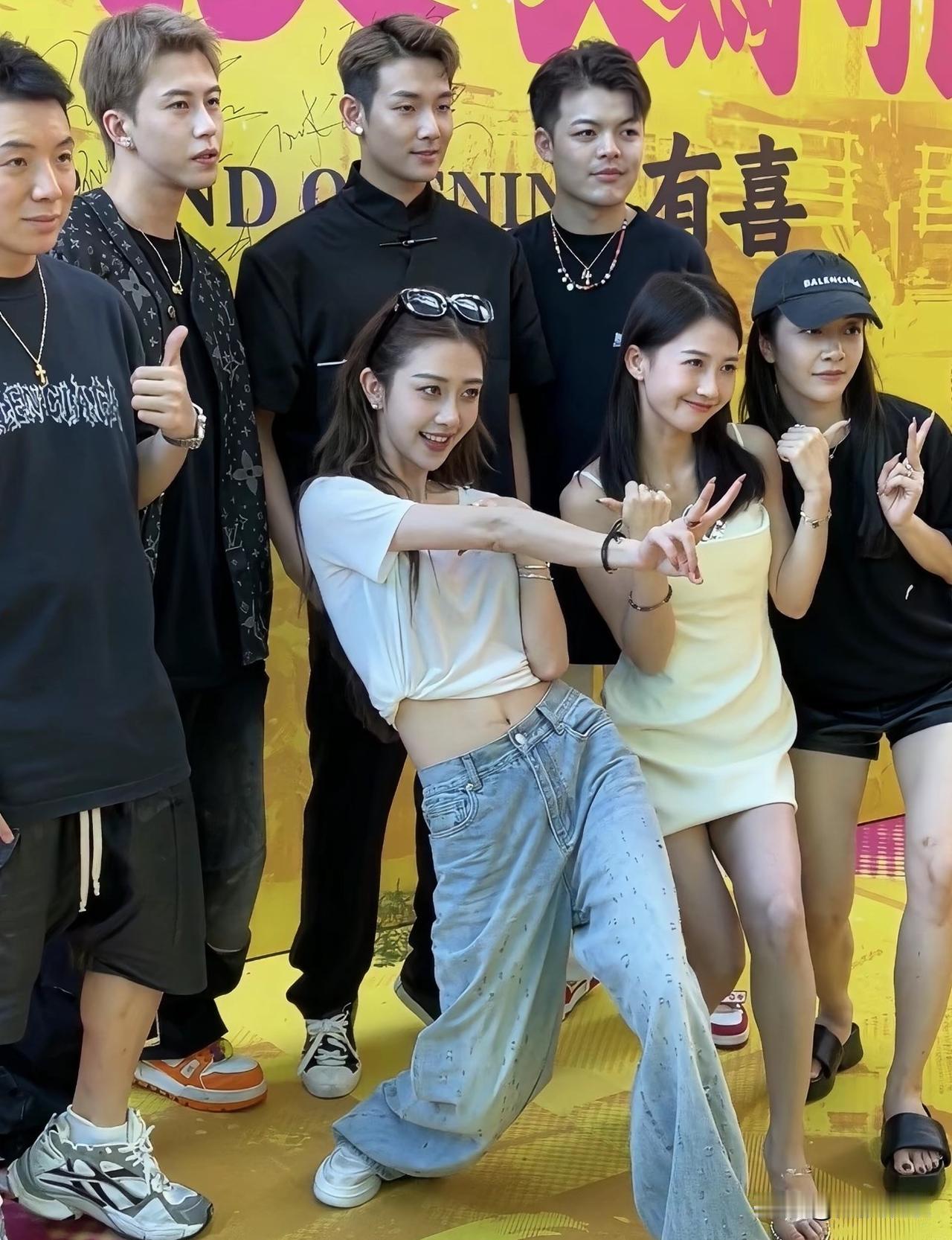 卓仕琳
不仅仅是小杨哥徒弟
她还是一位妈妈，她有一个儿子，她大大方方的发布跟儿子