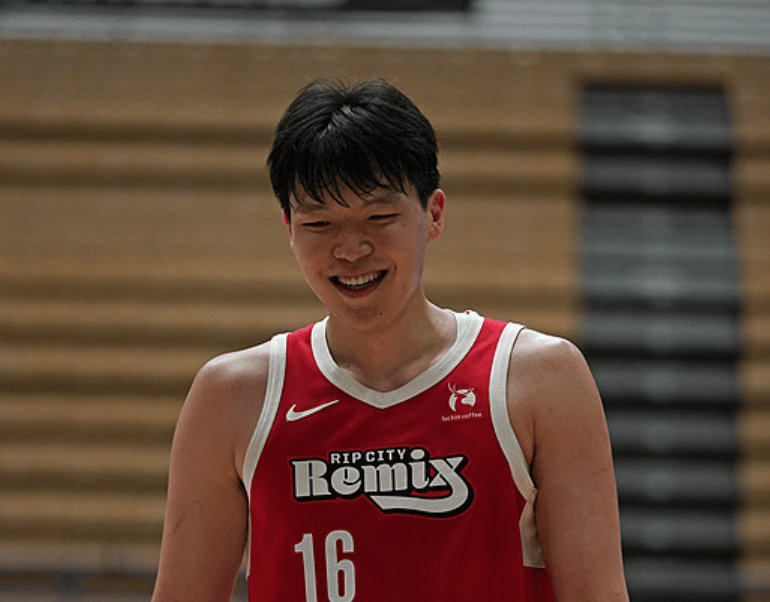 杨瀚森今天在G联赛出战28分钟，10投5中得到14分6篮板～可以说是一份合格的成