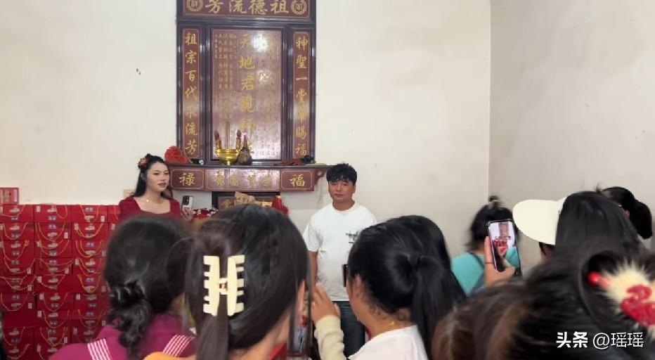 这一刻除了家里人开心，我感觉他一点都不开心，，满脸愁容