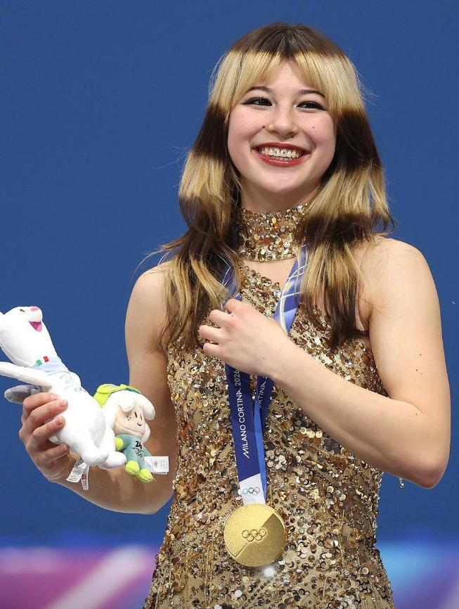 【美国花样滑冰运动员刘爱丽引领了染发新潮流。 粉丝们纷纷将头发染成条纹状，模仿冠