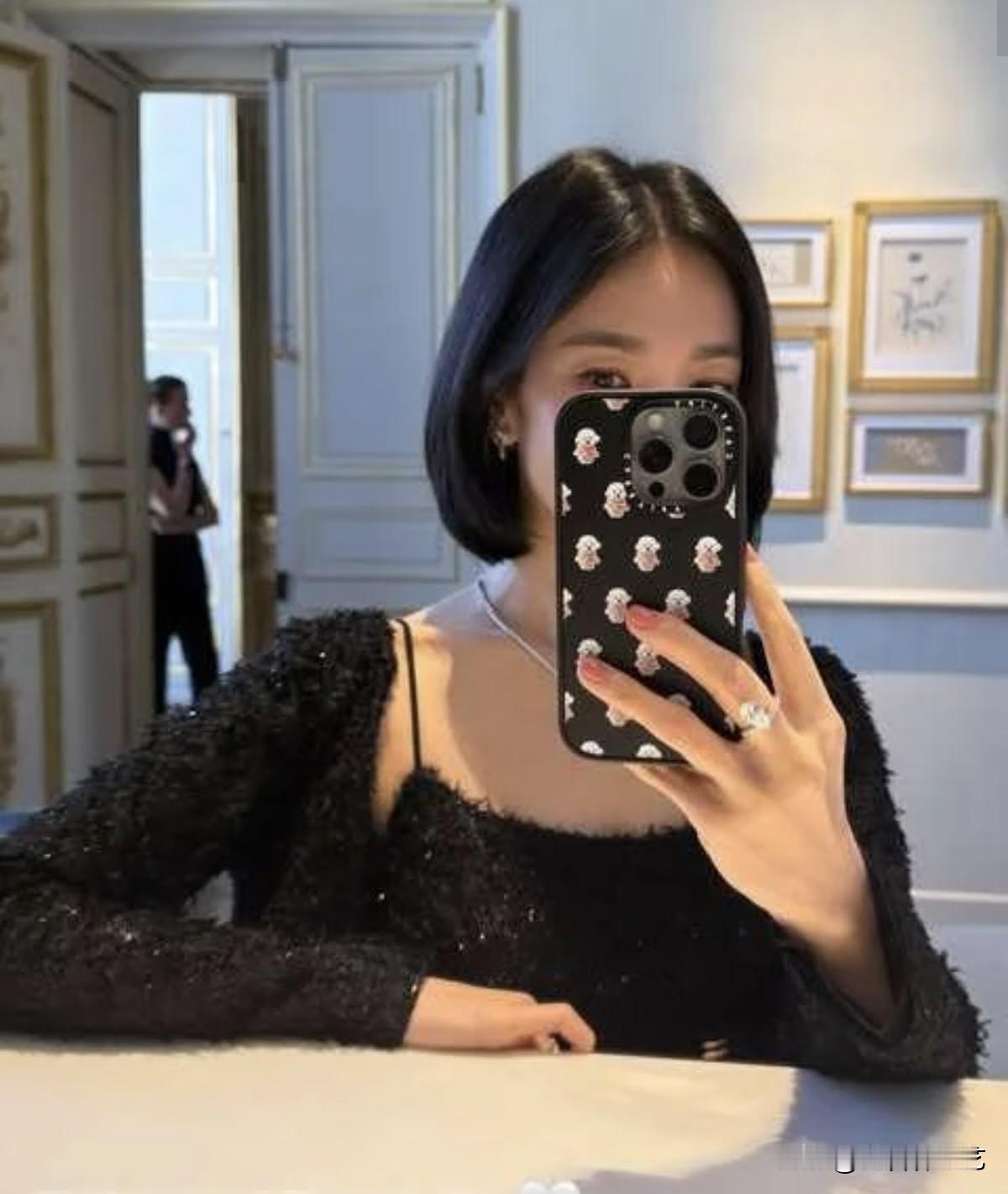 近日，演员宋慧乔在个人Instagram上传了一张自拍照。照片中，宋慧乔在奢华的