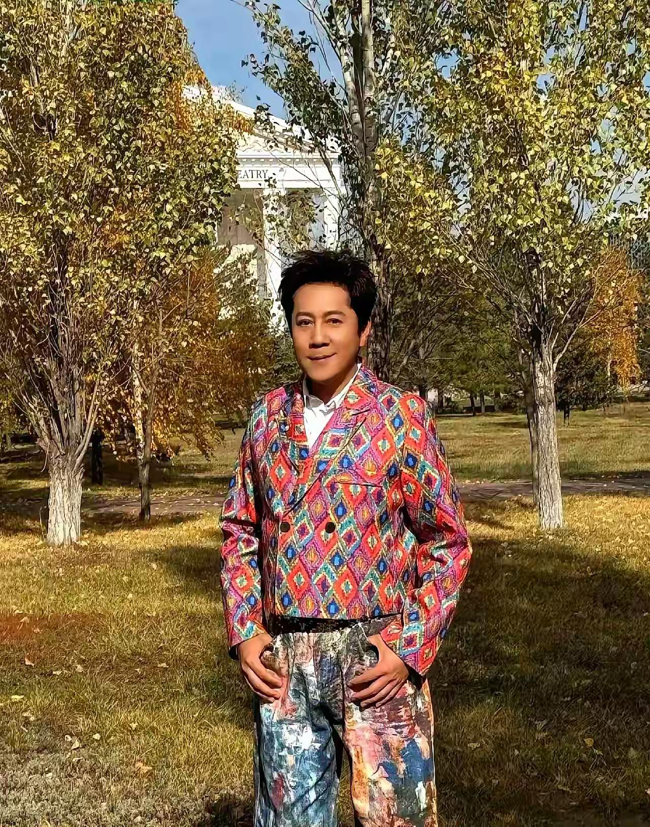 他可是正师级的文艺兵，穿成这个样子哪还有一点军人的气质！虽然说在家休闲时穿什么衣