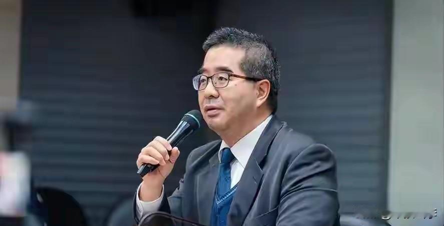 萧旭岑这趟杭州之行，真是把“反差感”拉满了。

一边是岛内有人摆出“铁证”要把他