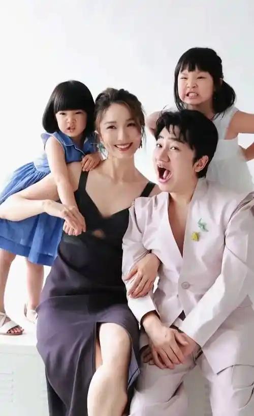 李亚男现在最担心的恐怕就是两个女儿以后长大的身高也会随了王祖蓝吧！[捂脸][捂脸