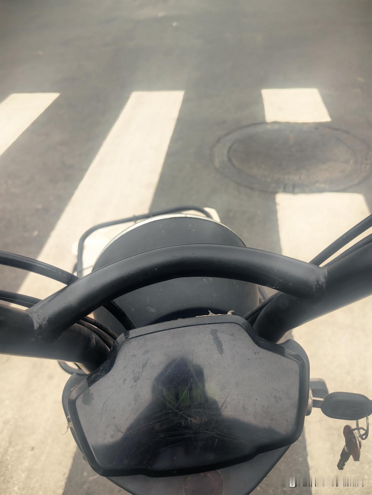 今天从医院回来，骑着电动车的我一路上就想哭，慢性病本也申请不下来，来时老公的尿管