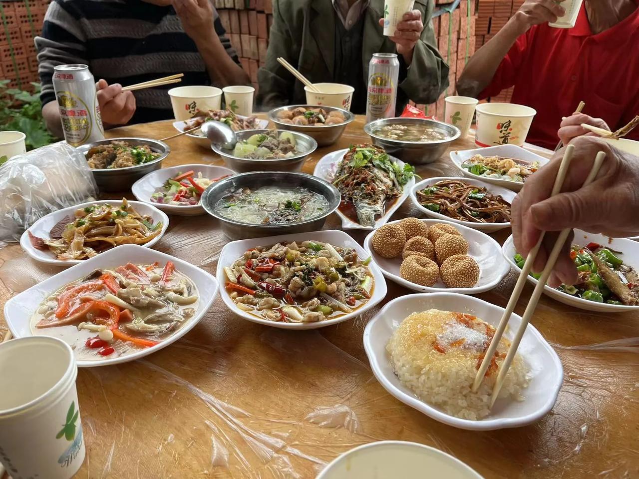 平时久不联系的同学，说她儿子国庆结婚，发了请帖，请我去喝喜酒。平时关系也不是很好