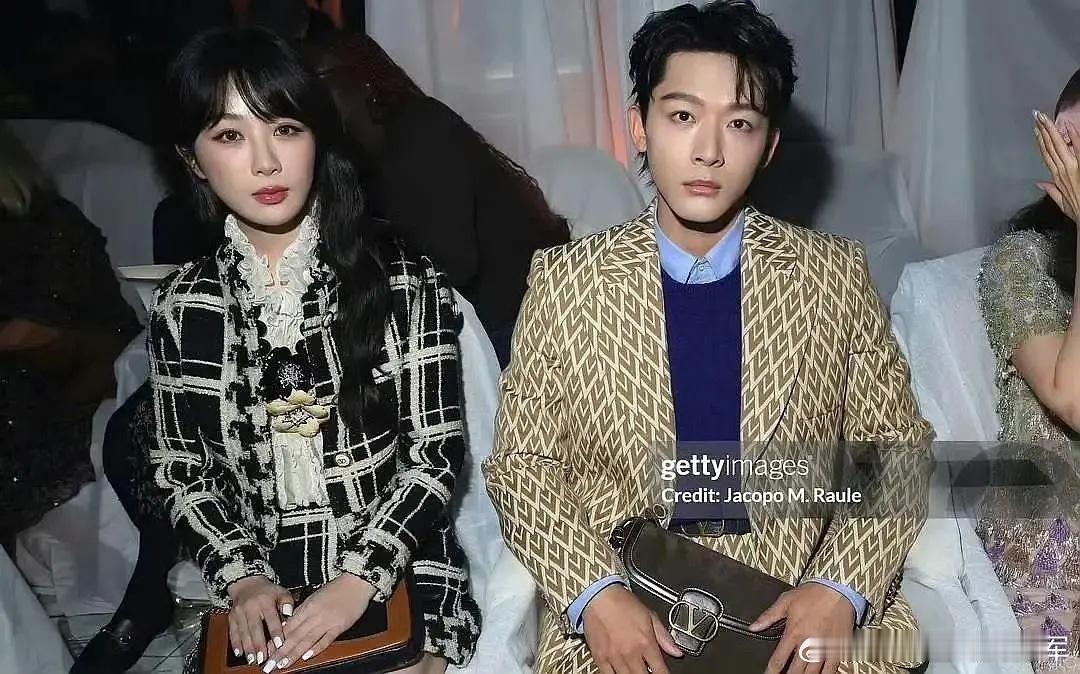 杨紫不是代言人嘛？为什么和没有title的张晚意坐一起？ ​​​