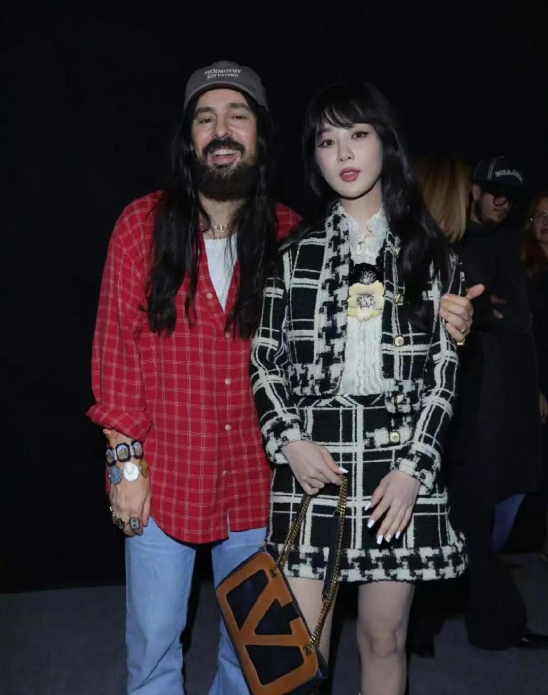 这个胡子拉碴的长毛怪老外，快把你的手从我们紫妹的身上拿开！别看你带了两个金表，三