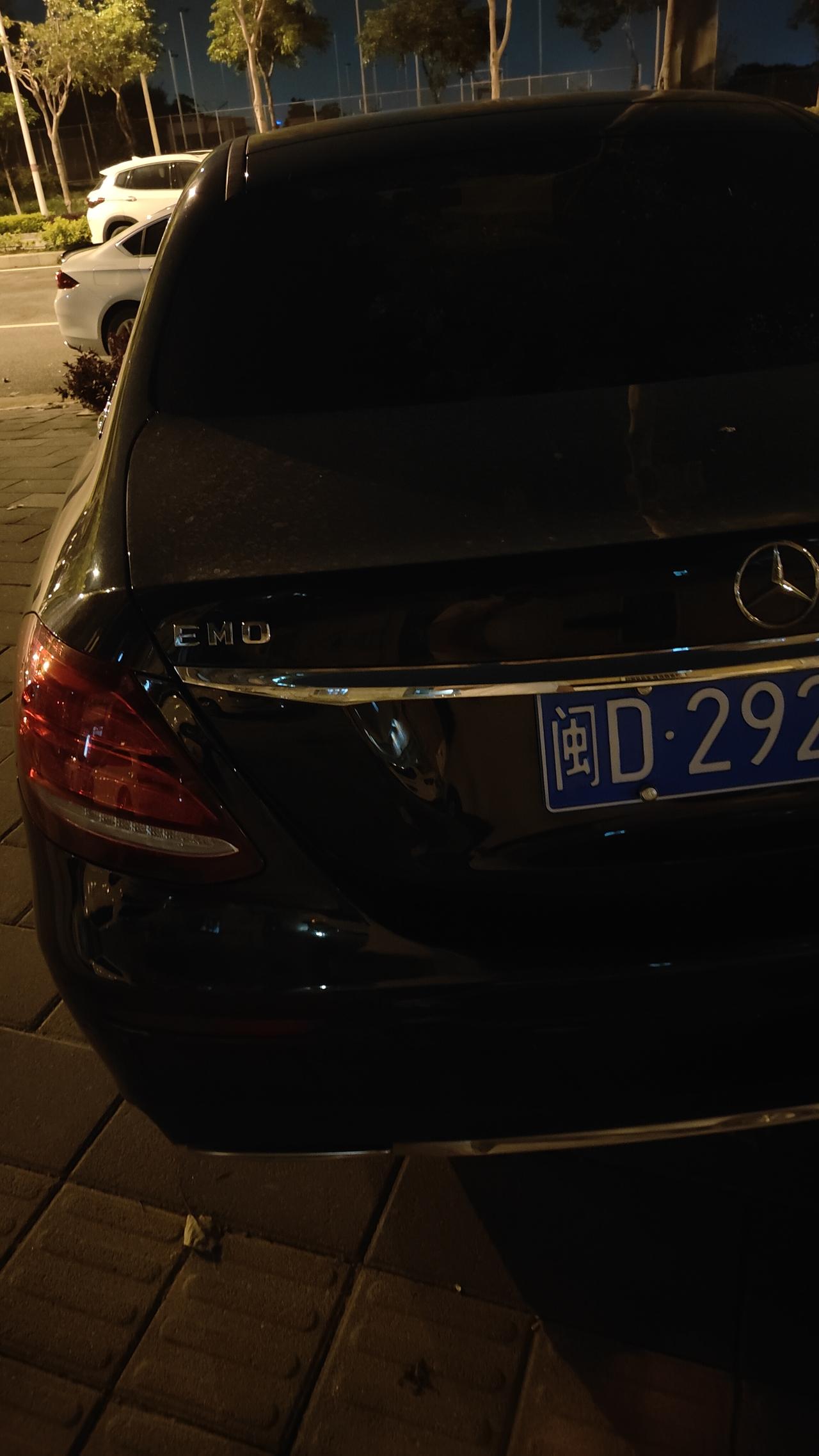 这是奔驰那款豪车
我第一次见这种奔驰