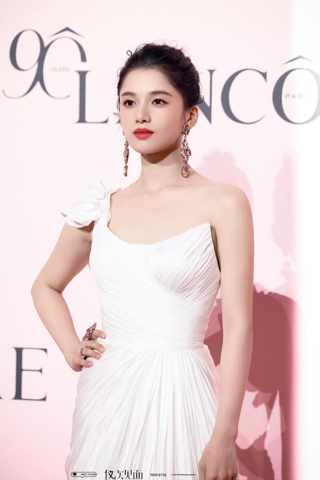 张婧仪公主级别张婧仪完全公主张婧仪盘发白裙公主级别 ​​​