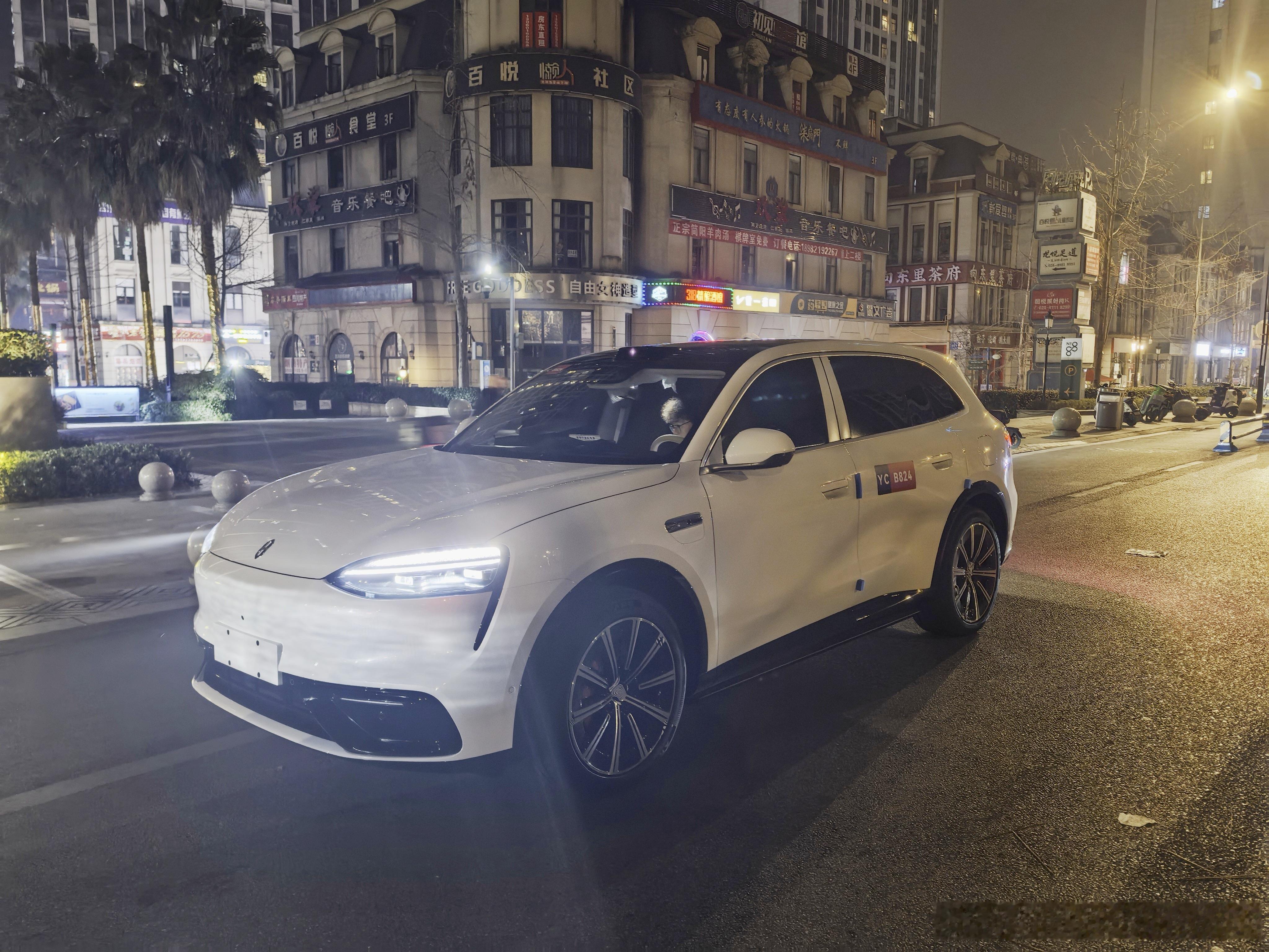 有网友在成都拍到问界M6无伪装测试车。白色车身，测颜我觉得非常不错。有人看了官图