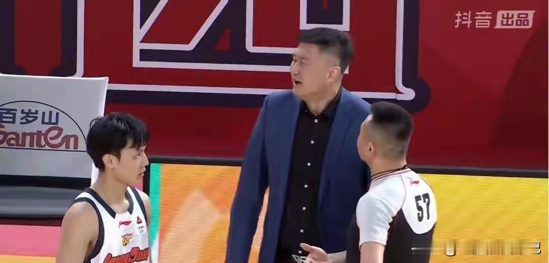 主动放弃？怎么回事，今晚广东客场对阵北京，榜首大战，本来以为会是一场势均力敌的比