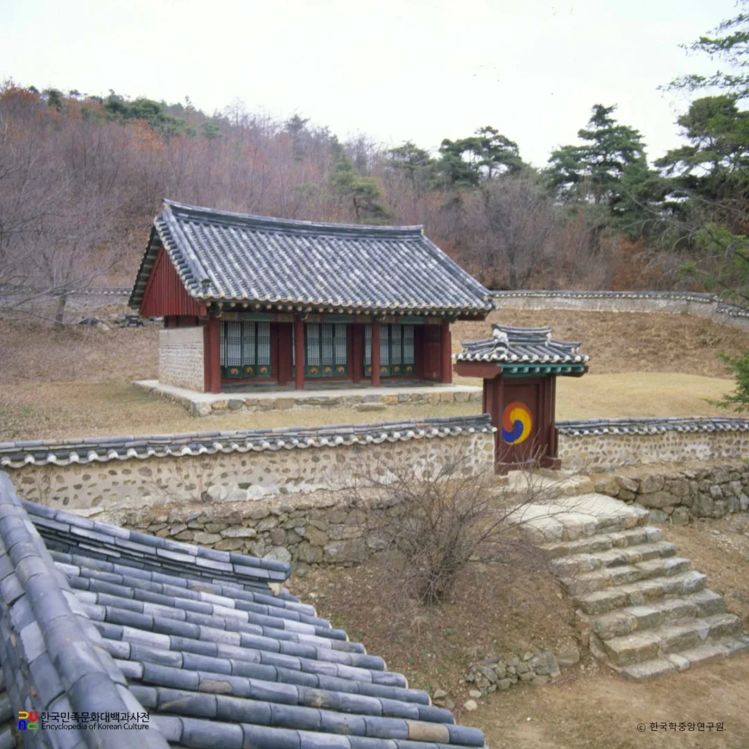 韩国南汉山城显节祠，纪念在沈阳就义的大臣