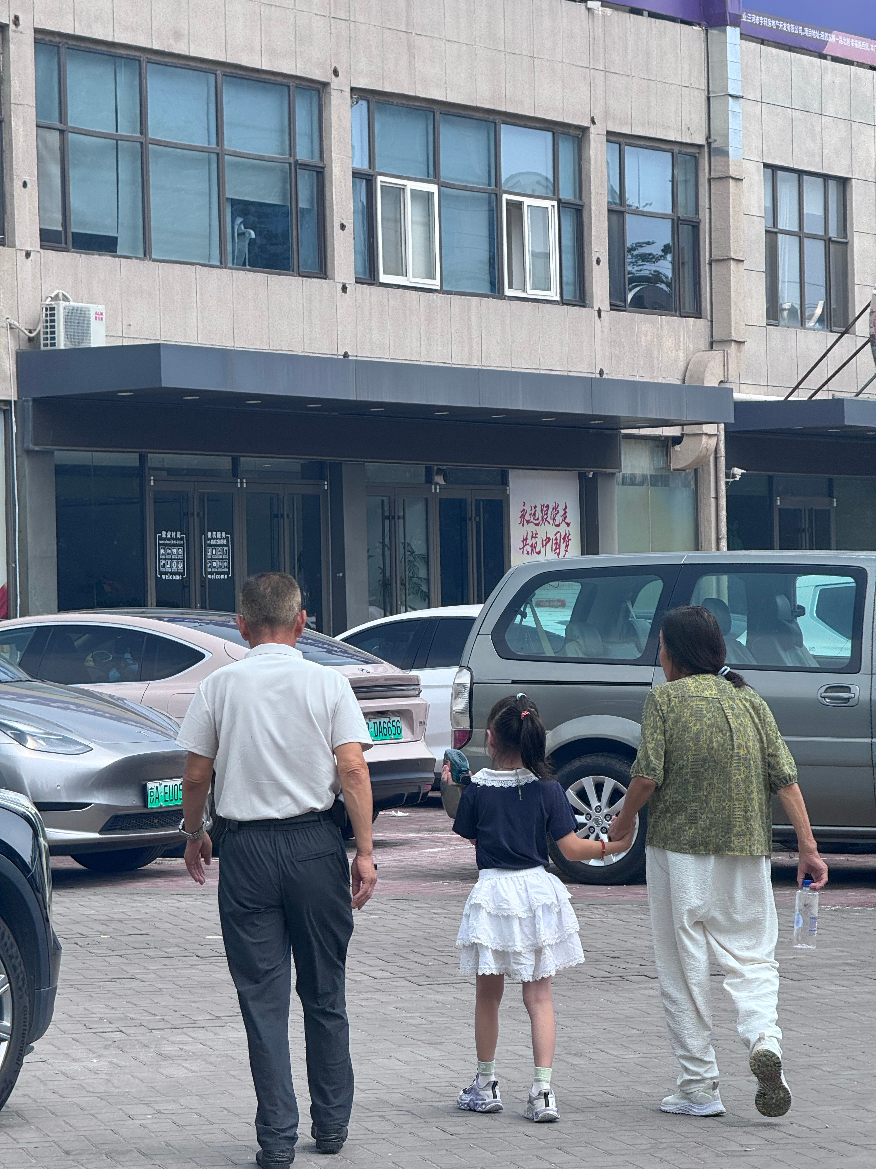 这次曹老师回来是带着爷爷奶奶一起回来的妞妞真的是长大了奶奶腿不舒服，每次从沙发上