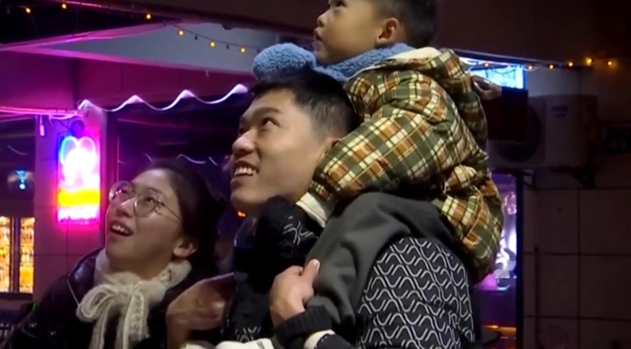 新年的夜晚，欢乐与浪漫在各地绽放。市民们带着孩子抬头仰望，眼中满是对绚烂无人机表