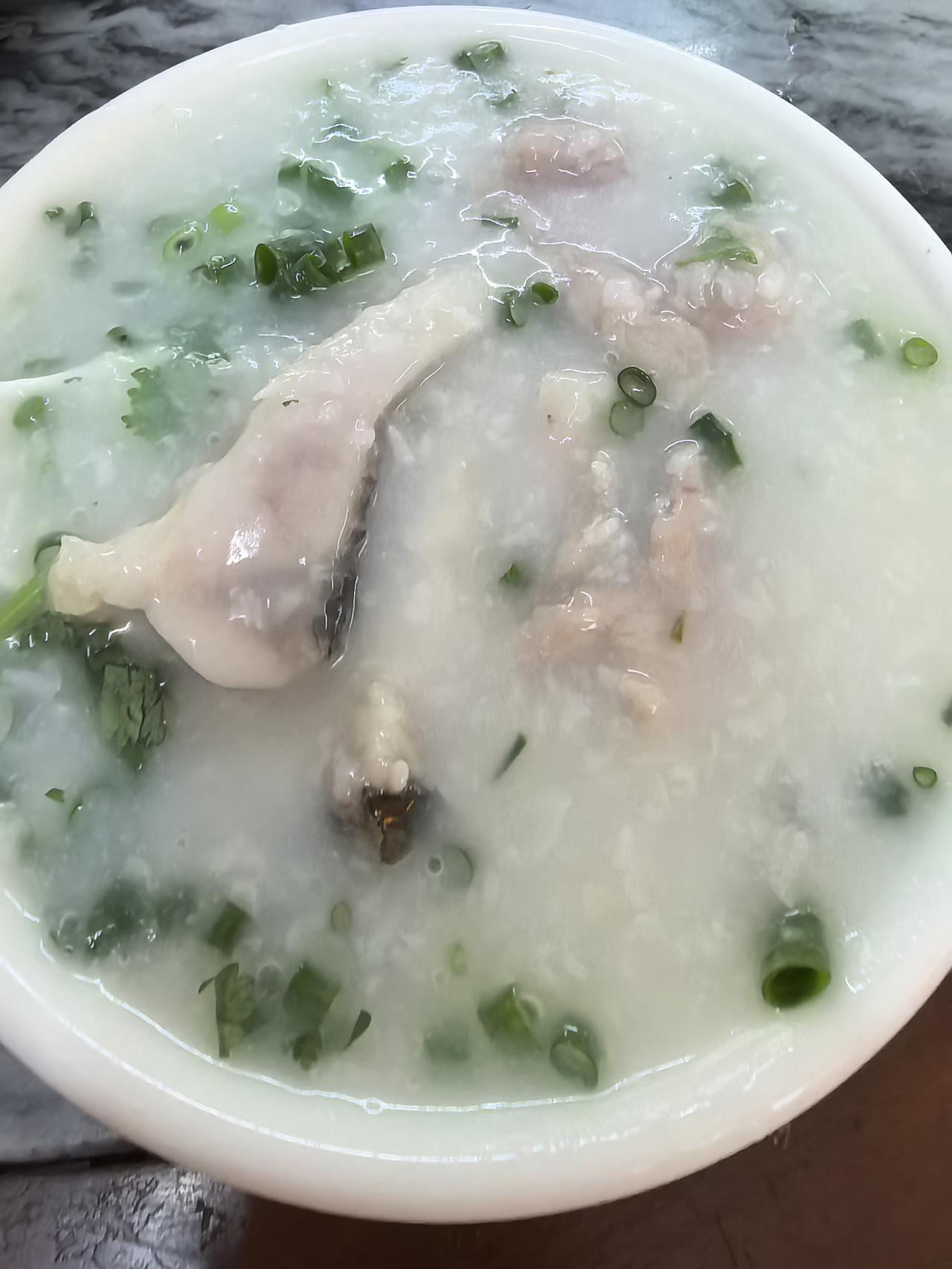 北方的粥必须是甜的！

看到广东的鱼片瘦肉粥上桌后骂骂咧咧的走开了……