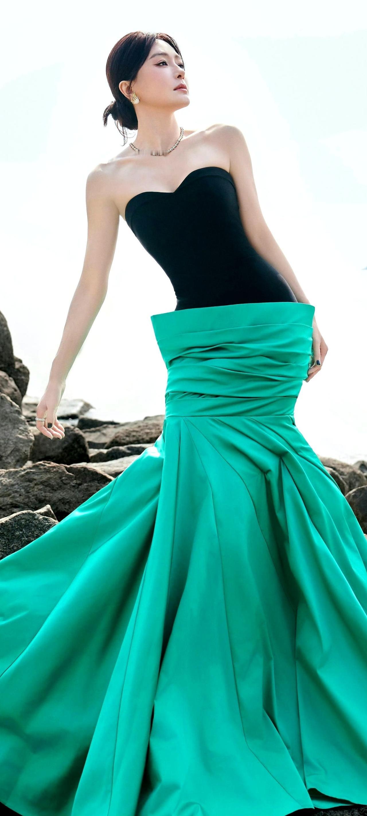 40+秦岚美到失语！海边黑绿撞色礼服+礁石背景，冻龄氛围感直接封神✨秦岚 秦岚身
