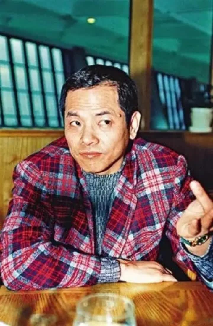 1996年，张学友突然被几个大汉拦住说：阿友，我们老大崩牙驹想请你去唱几首歌，刘