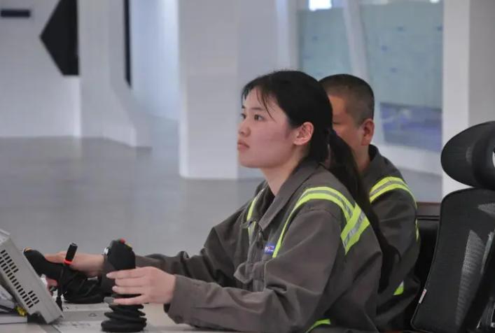 211法学女，考公落榜、律所实习工资低到心凉，一转身竟去宁波北仑码头当起了龙门吊