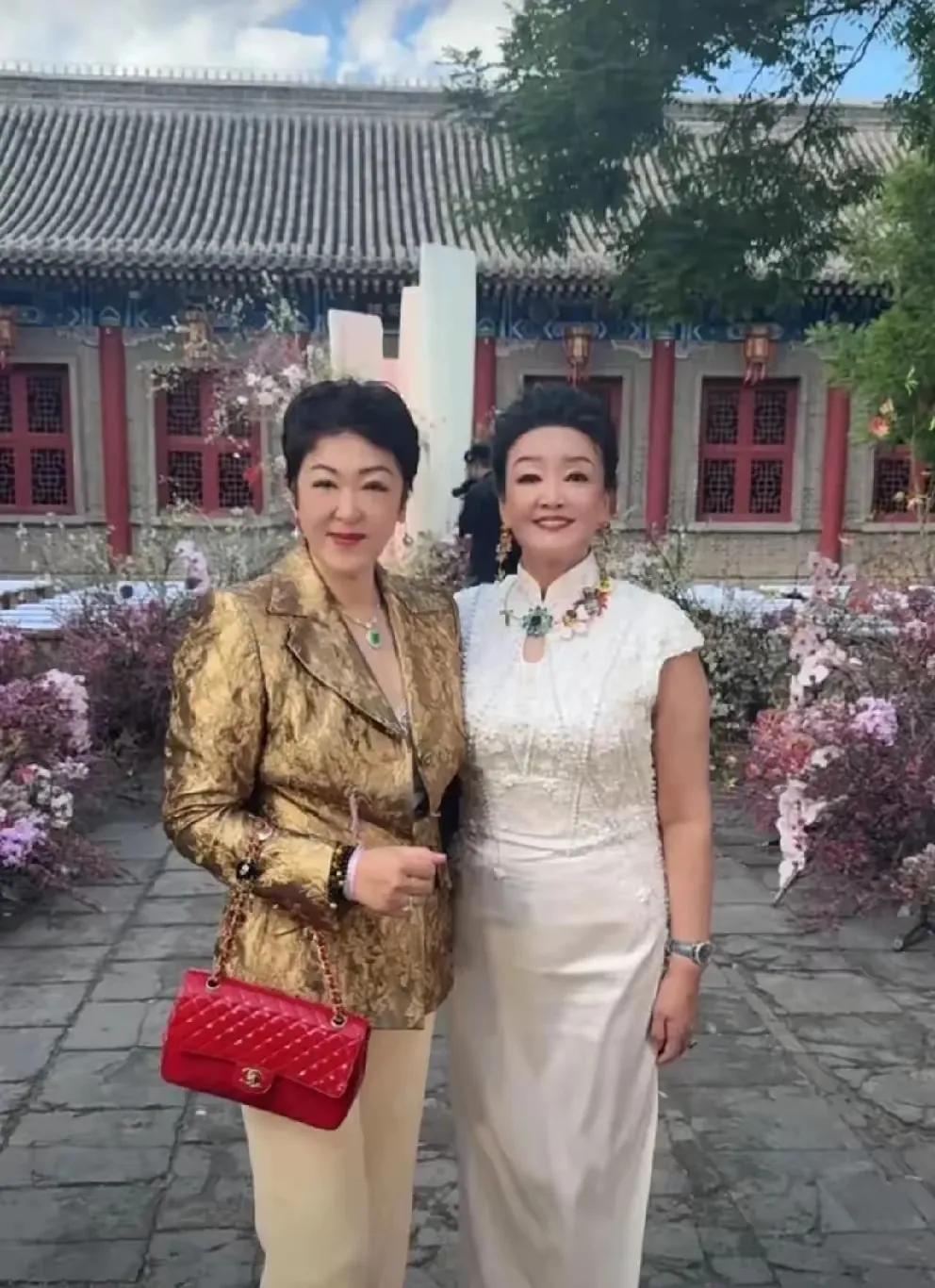 汪小菲大婚的日子，母亲张兰的一张双人合影，能和张兰一起合影，不是亲朋，就是名贵。