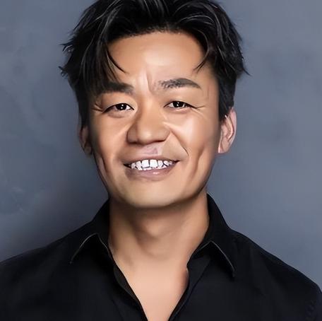 王宝强开着300万的大奔回村过年，看到村口的牌坊上写着“王宝强家乡”，王宝强很不