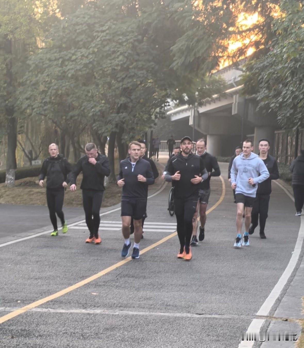 今天早上马克龙总统在成都锦城湖公园晨跑，一边跑还一边大赞这地方空气环境真不赖。