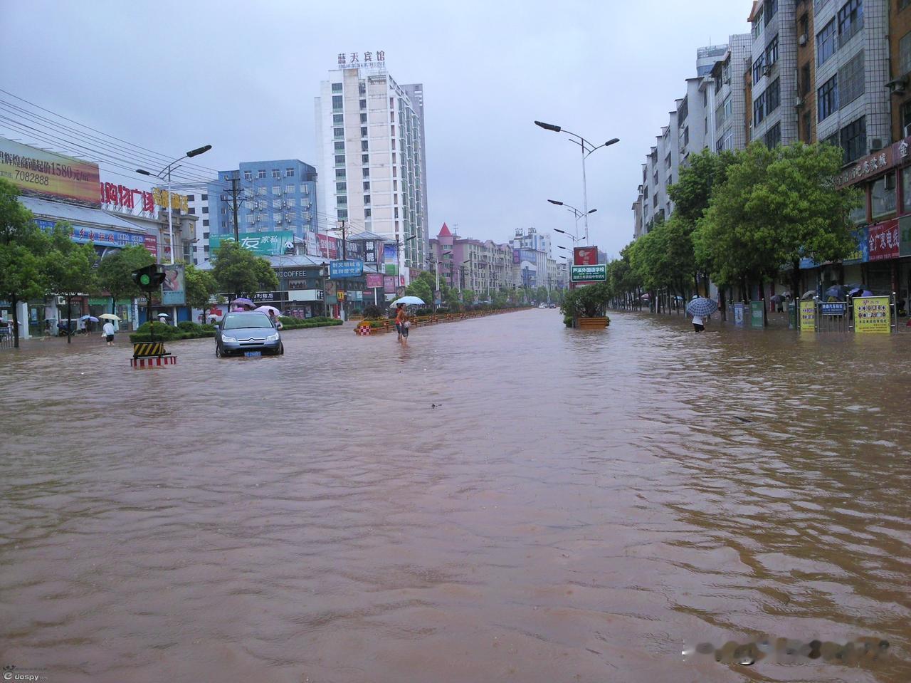 中国许多繁华的大中小城市，为什么几乎遇到暴雨，街道都变成了河道成了排水系统；车辆