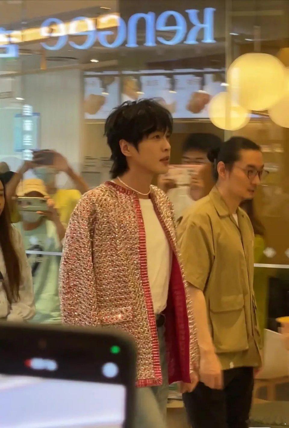 为什么张若昀真的那么像王子，而且他的颜值真的很高，唯一的就是这个仪态好像有点儿脖