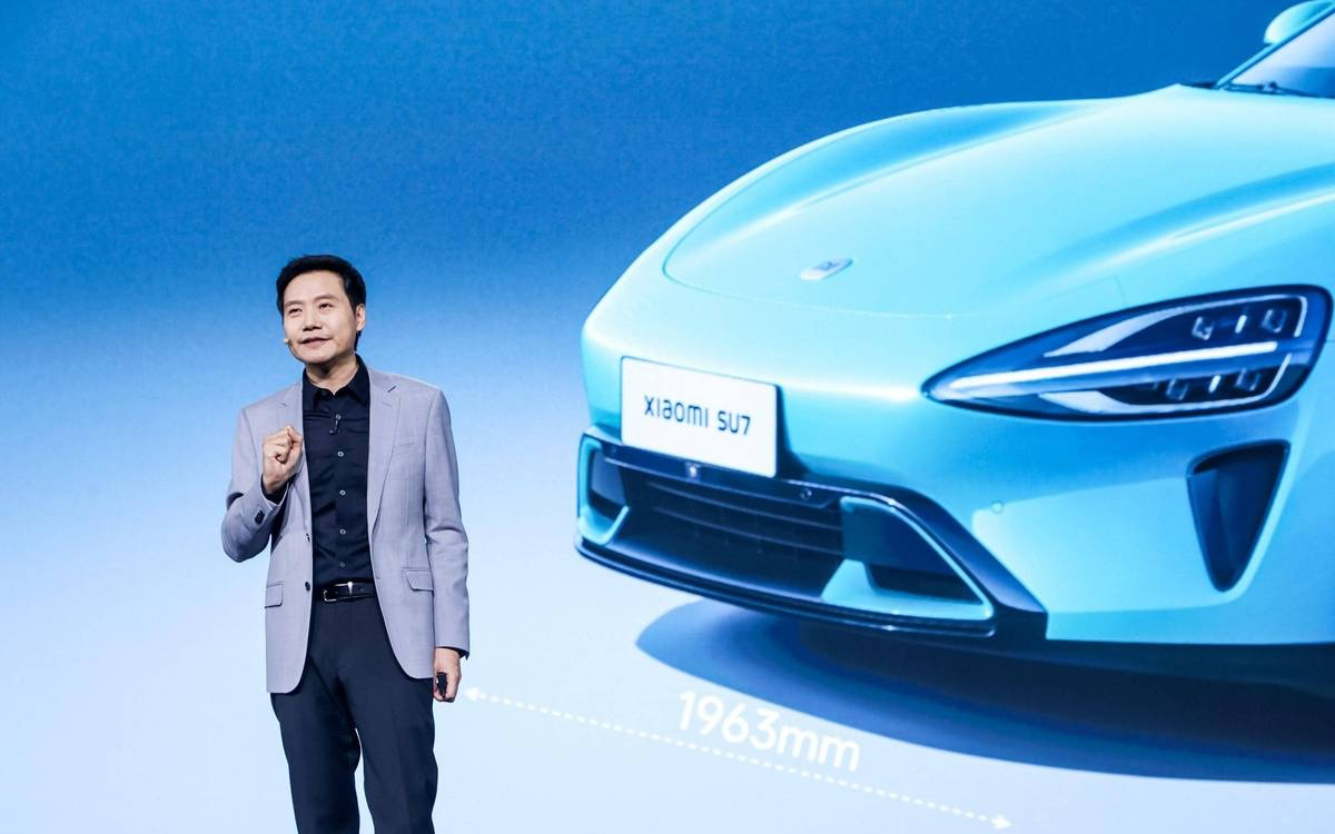 雷军再回应新SU7涨价 还是熟悉的配方。雷军嘴上说“涨价、成本高”，其实是在拉高