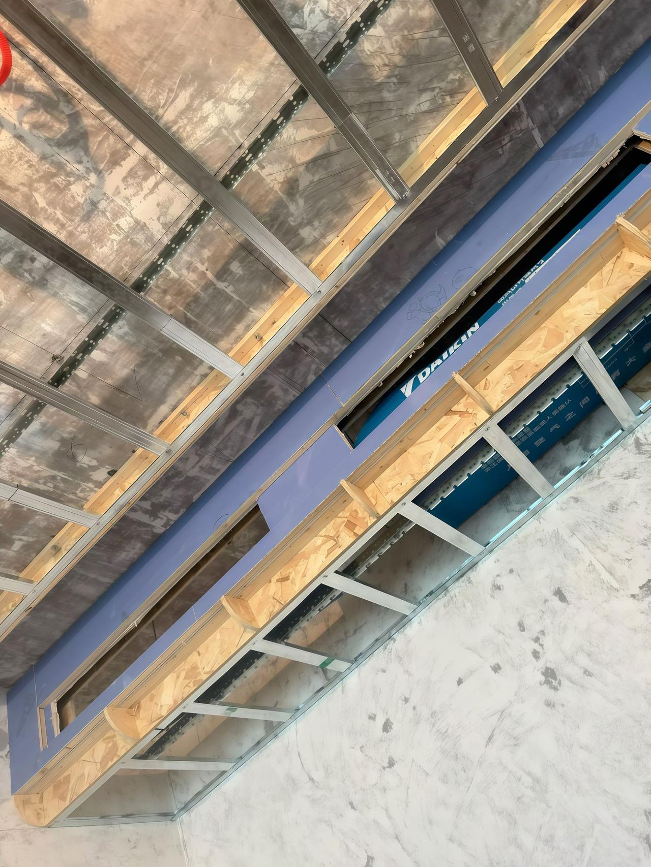 今天看下卡地亚花园城这边吊顶吧，
哈哈，🤭
是不是看起来还是比较的舒服，
说实