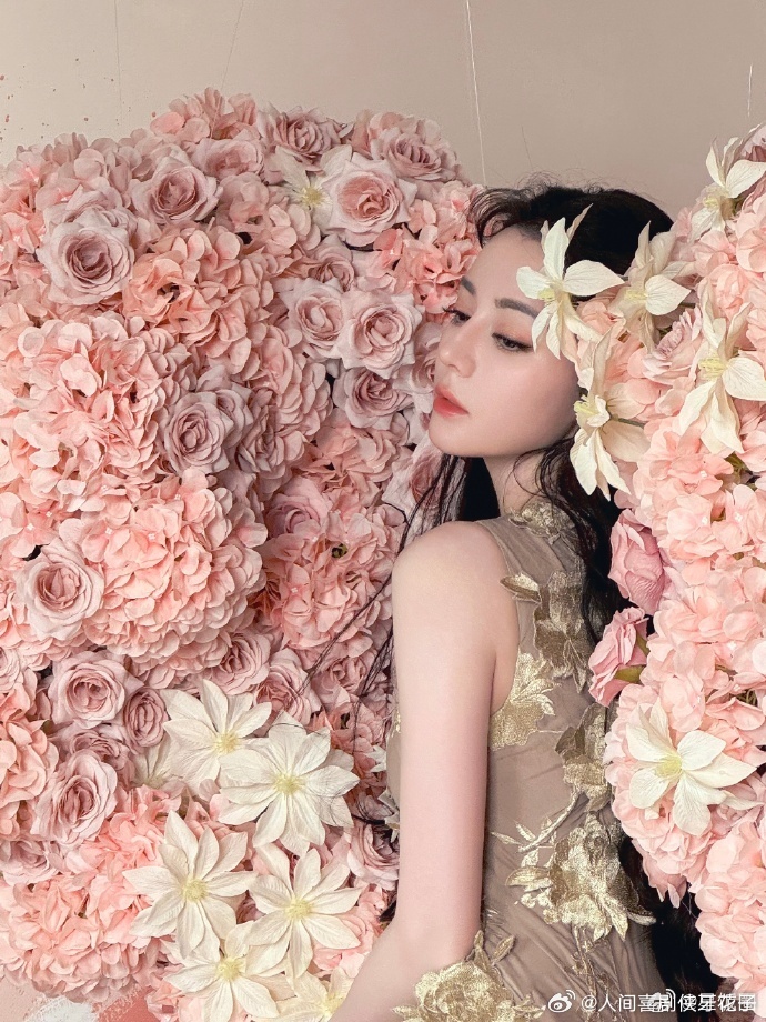 迪丽热巴猫猫公主限时回归啦！  花团锦簇中的花仙子真的太美啦！     