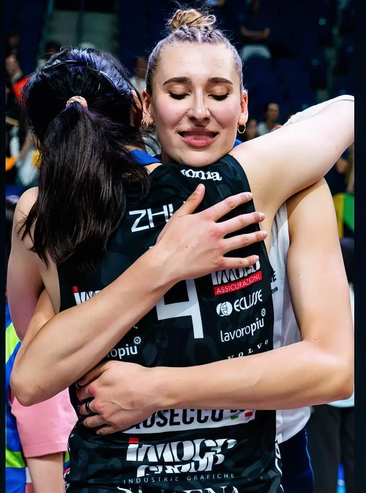 相杀相爱的两姐妹👭
…
安特罗波娃：2003年3月19日出生！
朱婷：1994