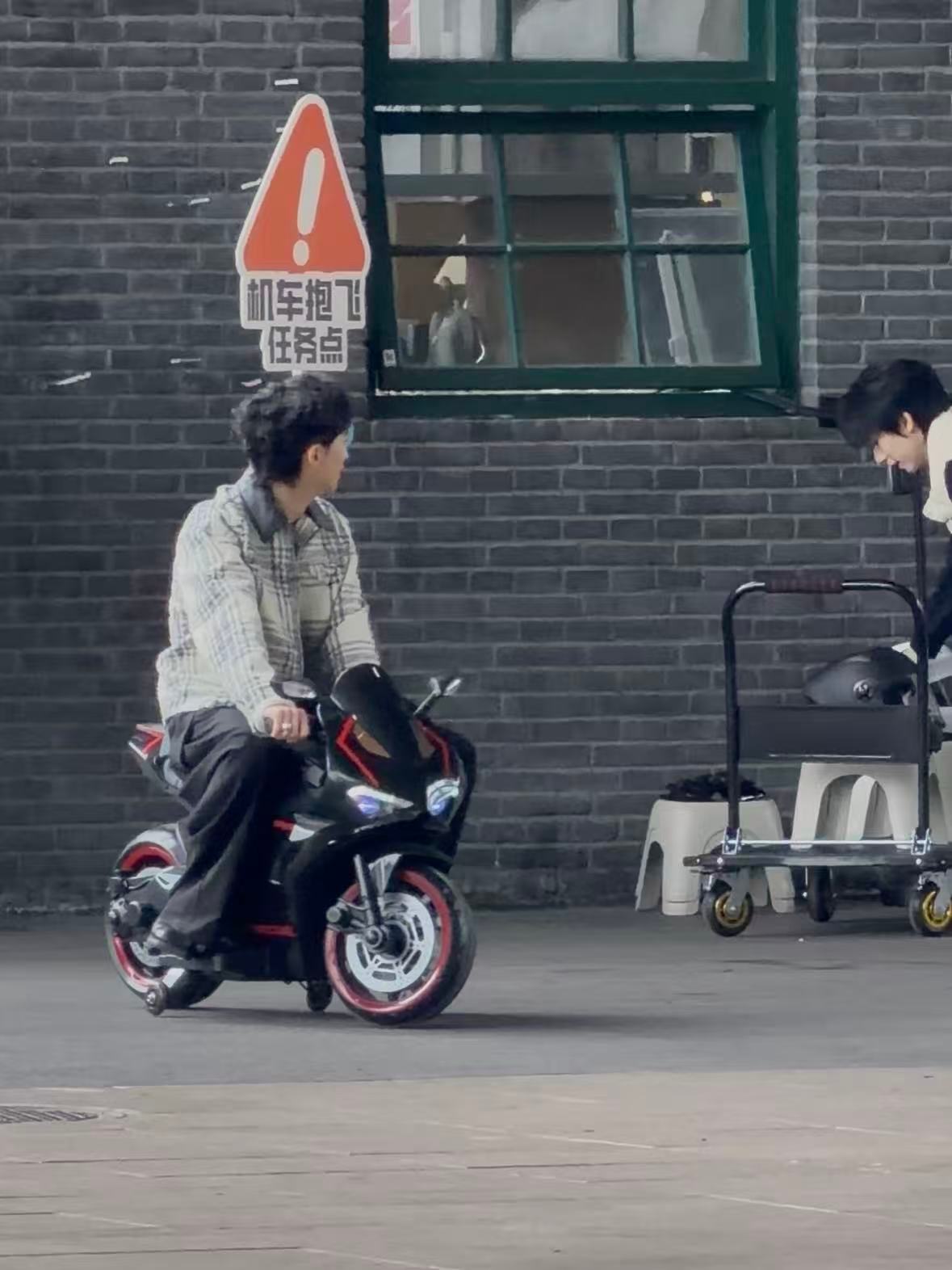 恩利桃花坞骑小摩托 孩子在桃花坞6上班路透就超级乖了，穿搭超有型，小卷发乖巧帅气