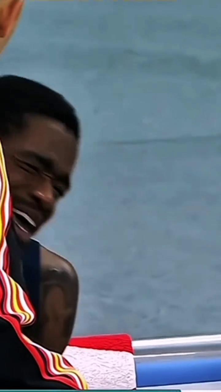 广东外援萨姆纳疑似小臂受伤。
桑拿这边，左臂的关节应该是给裂了一下。