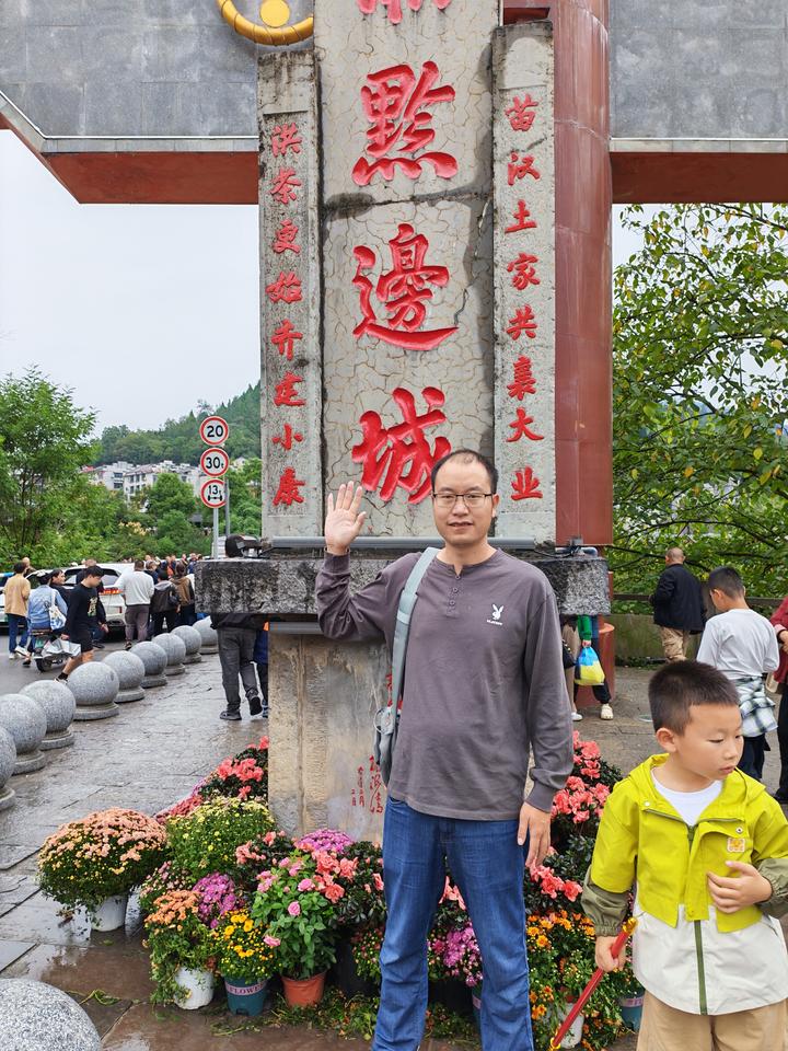 人啊，别老窝在熟悉的小地方，尤其天气好的时候，要多往户外跑。你看像我身后这种蓝天