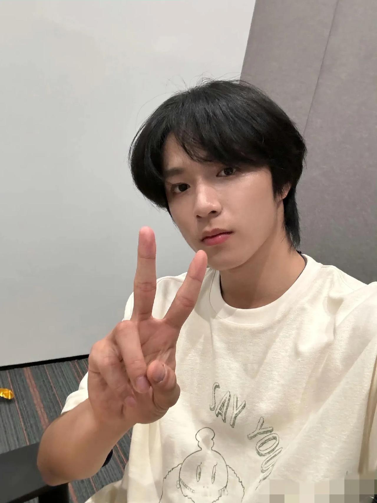 刘耀文打掉私生手机，引发热议！

10月12日，刘耀文引发热议，只因为有私生跑到