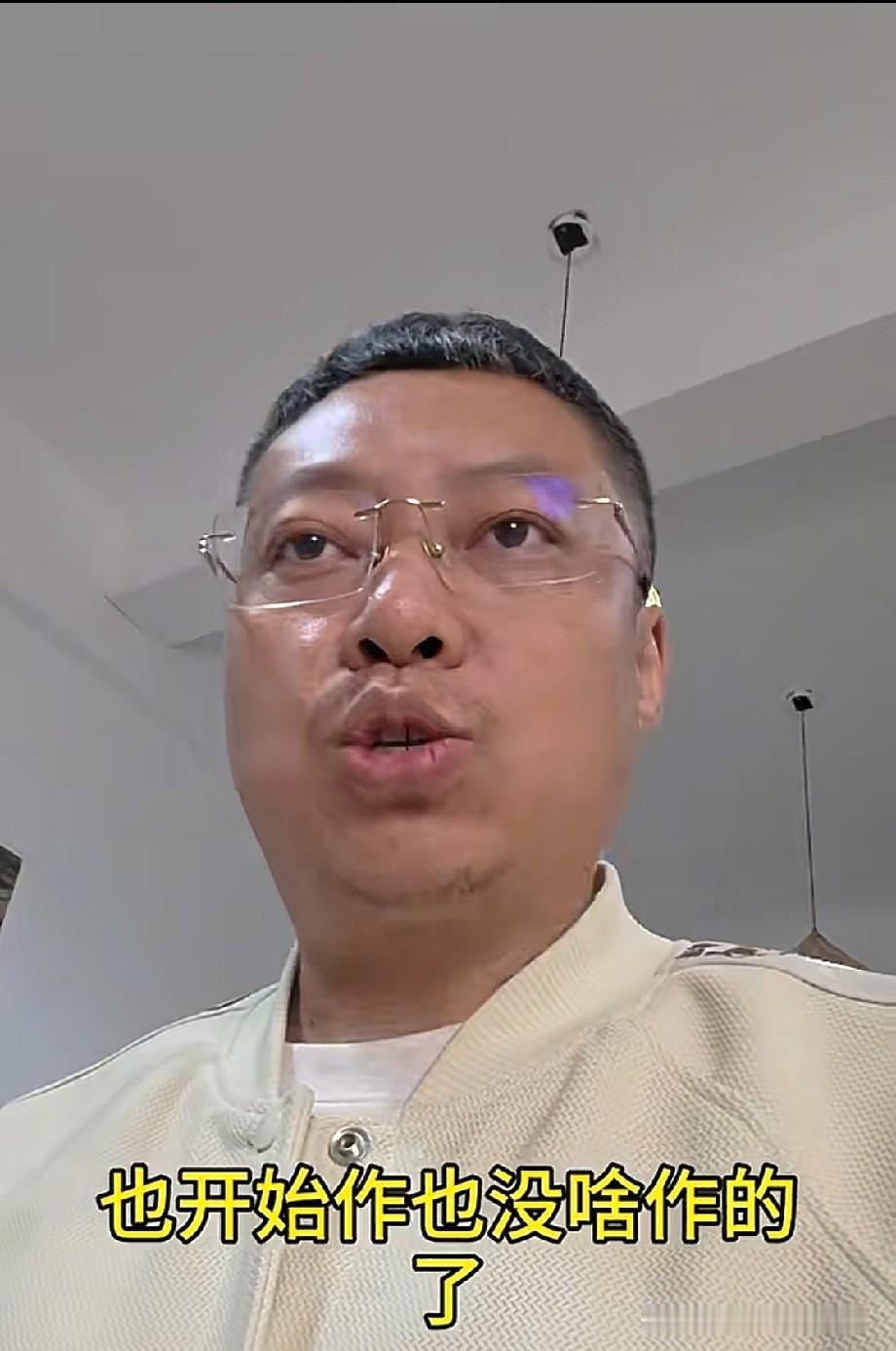 小故事！
    大壮 出门两天，他刚踏进店铺门，前妻 莎莎就领着二儿子过来找他