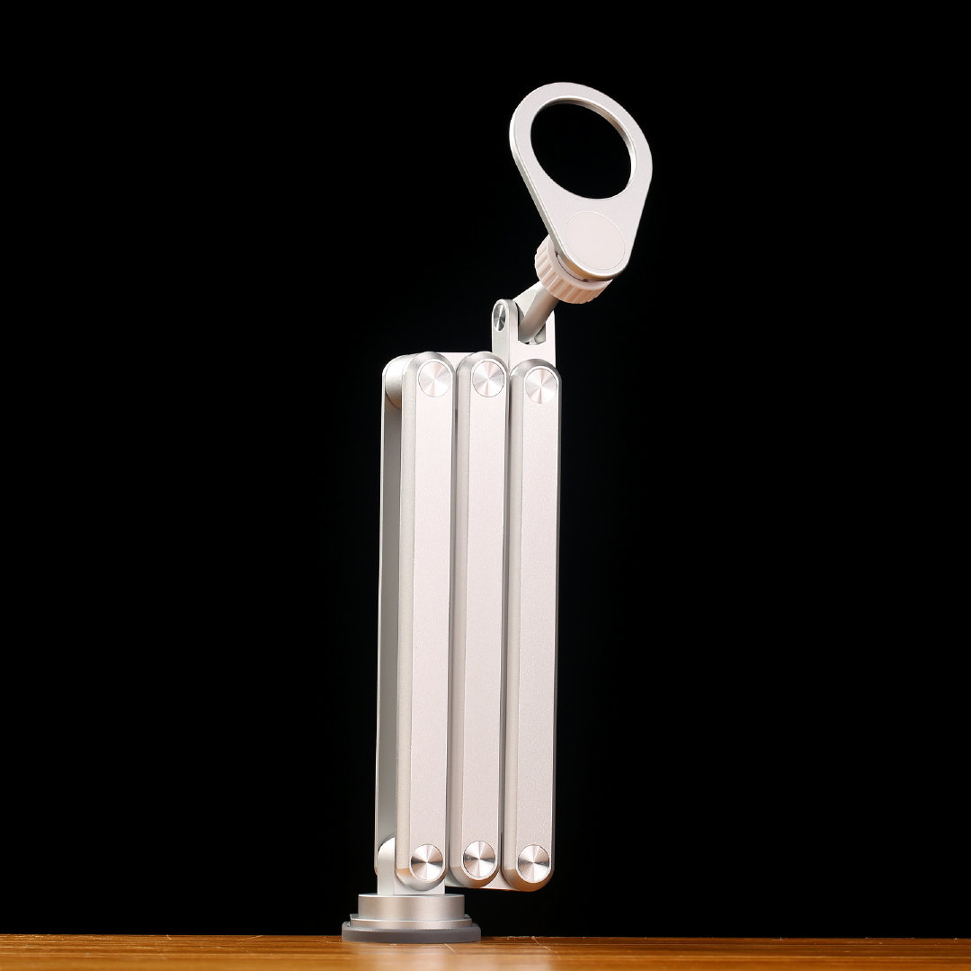 兼具了质感和功能实用的镂空磁吸头，铝合金金属质感很到位通用 17mm 球头接口，