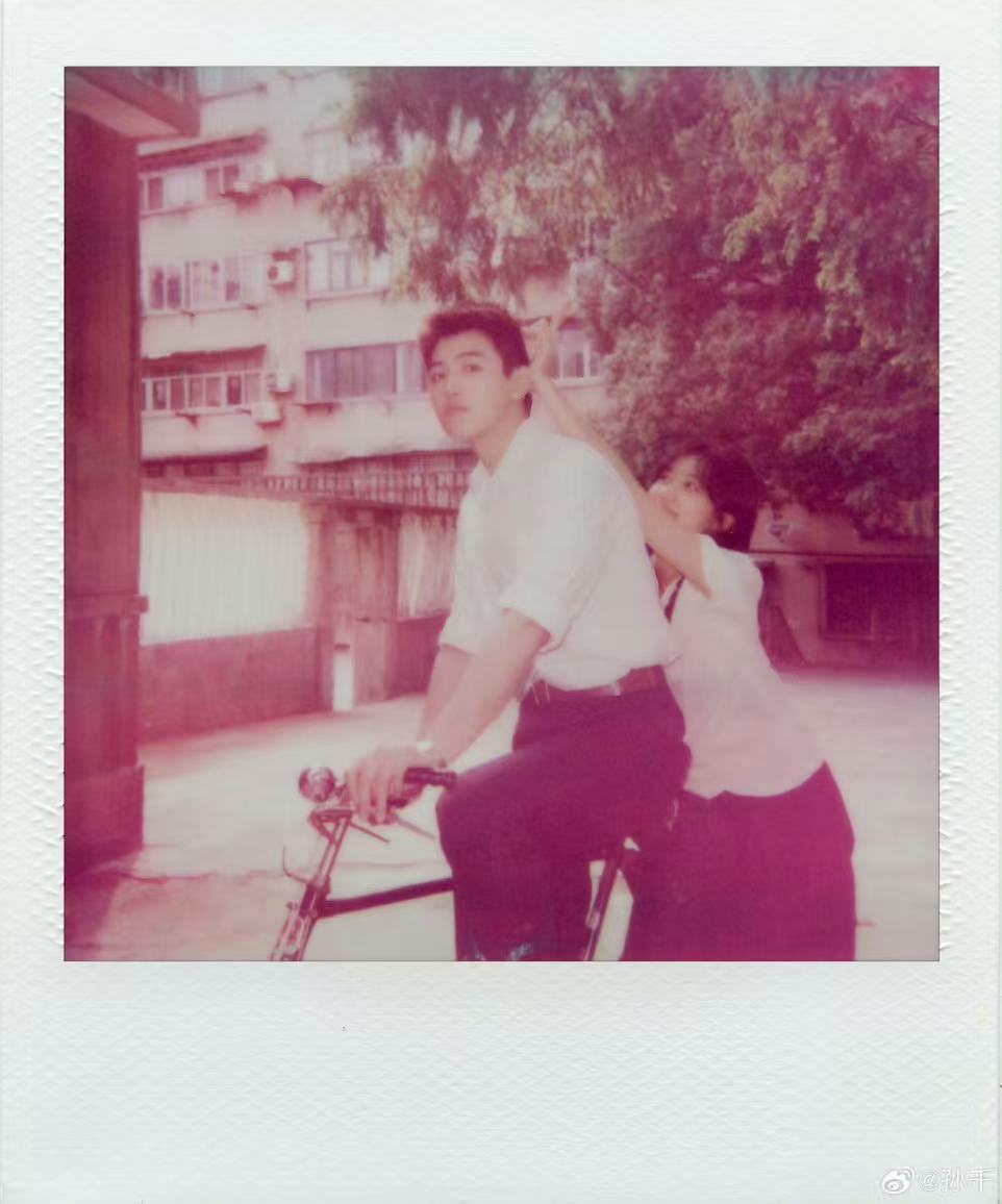 孙千陈飞宇第一张合照孙千晒与陈飞宇的第一张合照哇 方穆扬和费霓好般配啊！！！ 