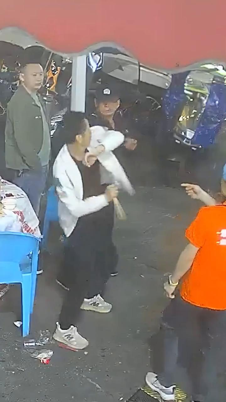 5月4日湖南株洲，男子在大排档醉酒闹事，持筷威胁店员。商家报警，民警赶到现场处置