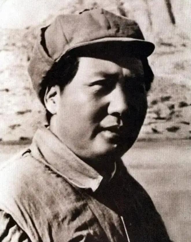 有一次，西方记者当面刁难毛主席，"你们废除旧条约，不讲信用！" 毛主席微微一笑，