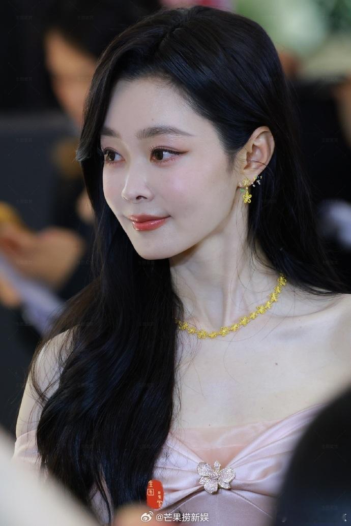 被宋轶美了一大跳宋轶与黄金的适配度鎏金雅韵邂逅温婉佳人，宋轶一袭粉裙搭配金饰，将