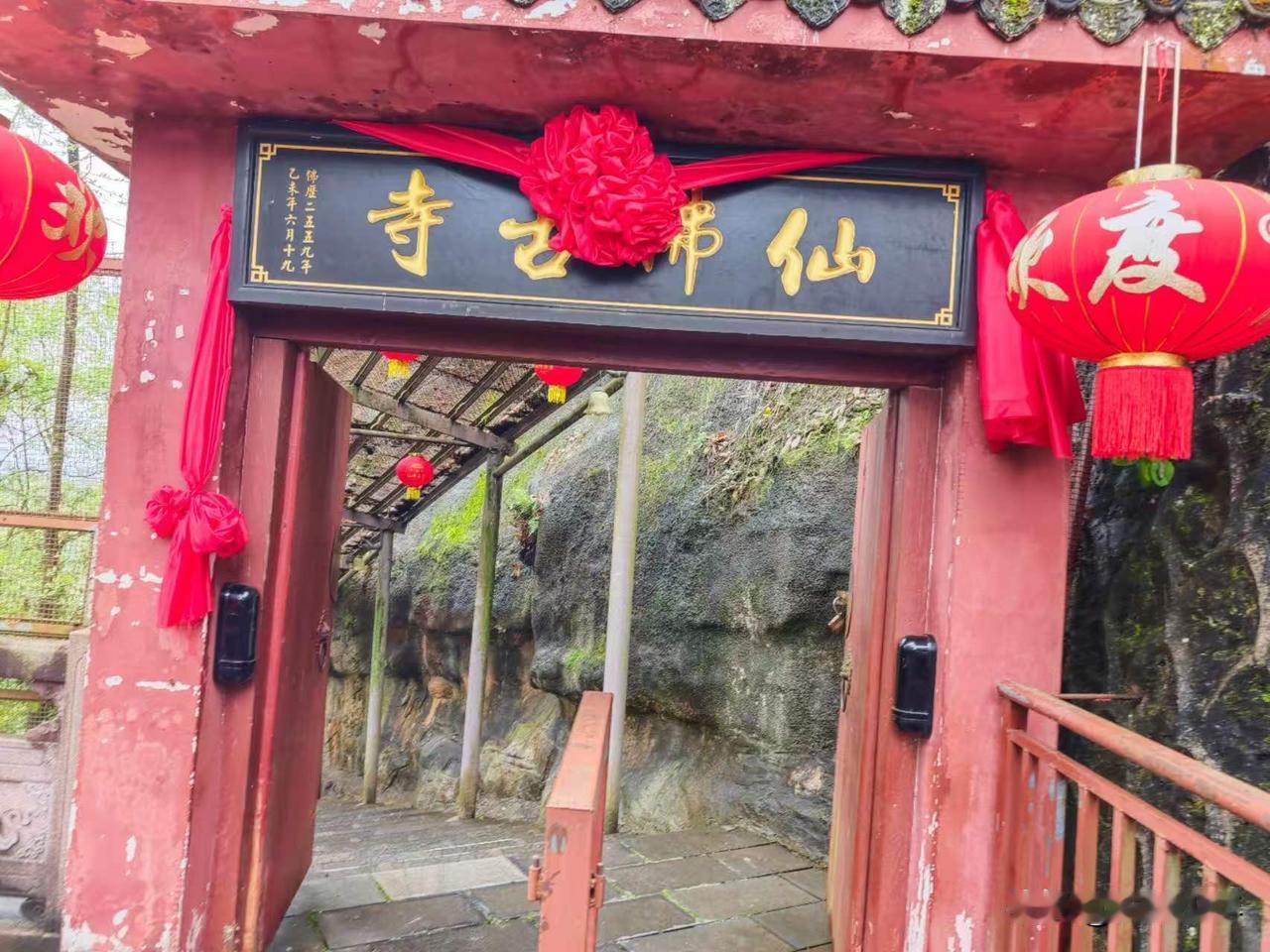 人越老，越要舍得折腾自己。
 
在力所能及、条件允许的前提下，多出去走走看看，去