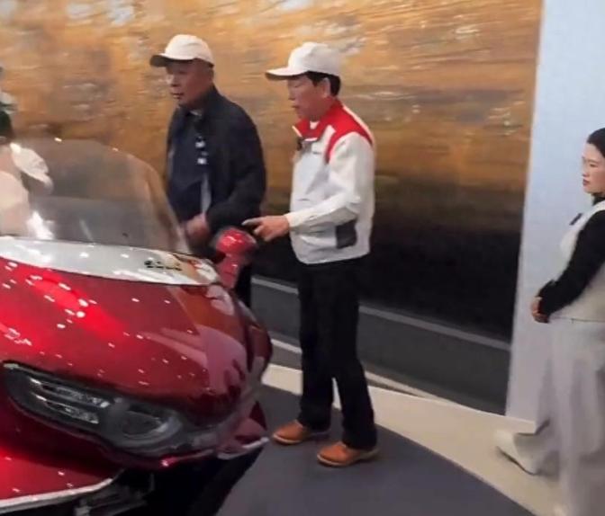 河南的于东来和河北的魏建军，一个做零售，一个造汽车，却因为相同的理念惺惺相惜。故