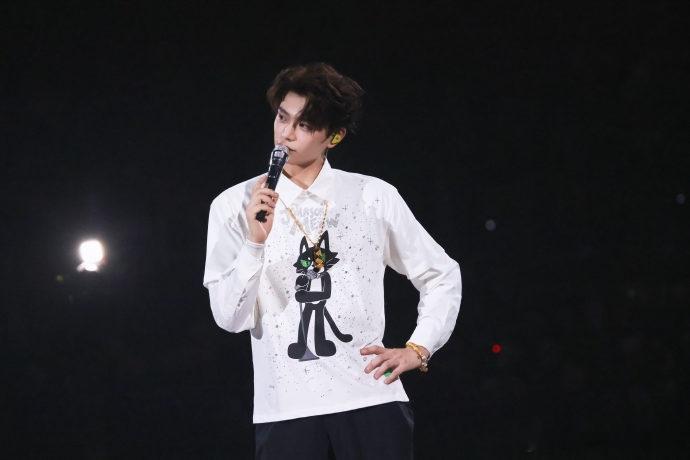 丁禹兮演唱会分生日蛋糕 见过不少演唱会应援，第一次见主角给全场几万人分蛋糕，丁禹