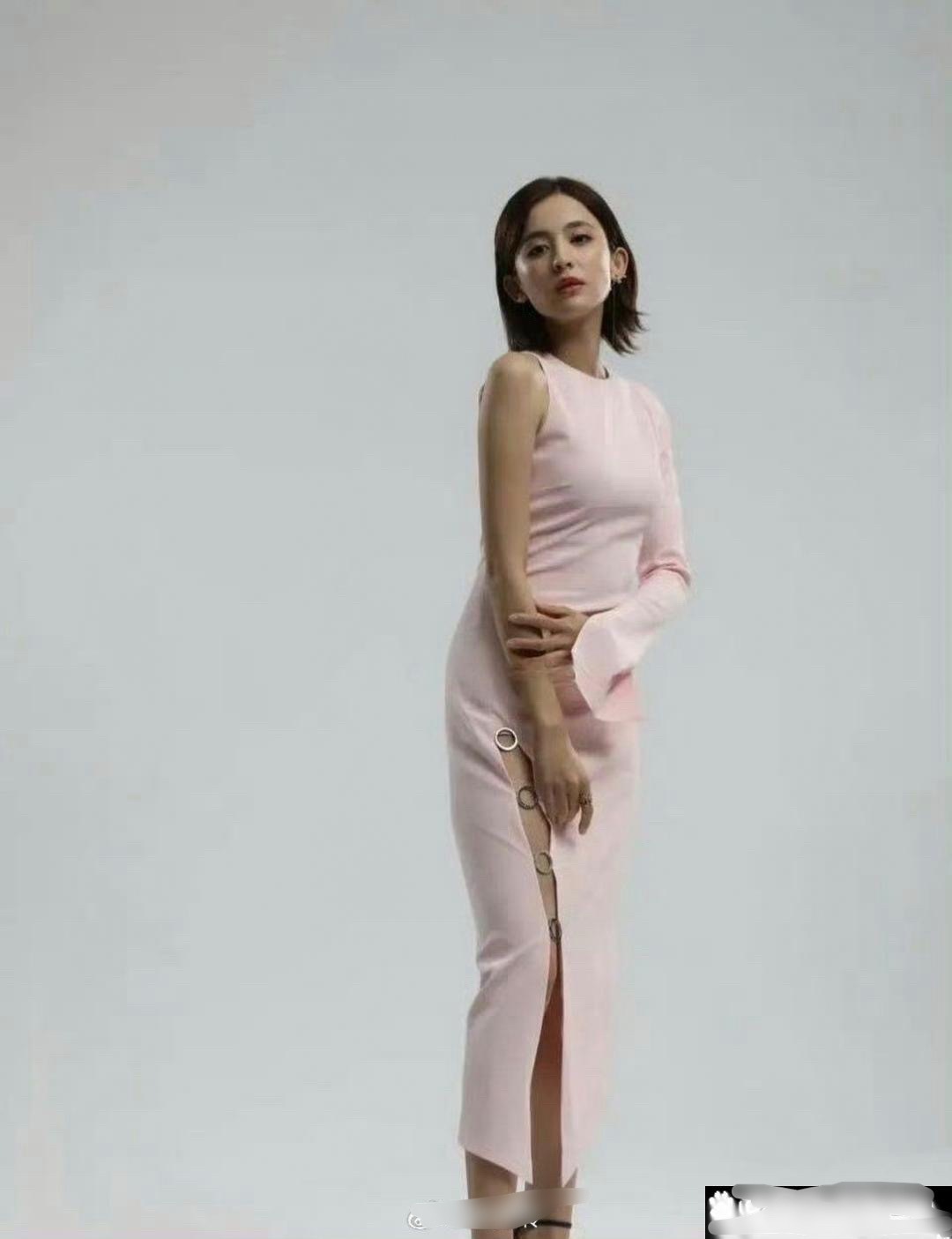 原来娜扎真的没有脚脖子，咋也这么高…… ​​​