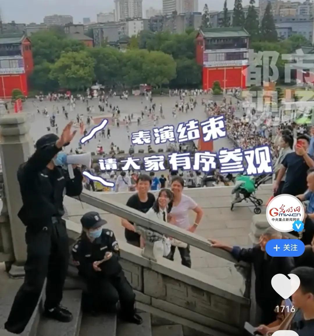 这个长假，总有让人感动的瞬间

江西南昌滕王阁客流量太大，保安小哥变身灵魂舞者，