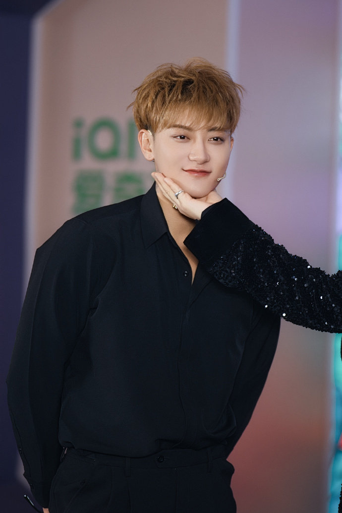 黄子韬宇宙闪烁请注意发布会出图 黄子韬《宇宙闪烁请注意》发布会出图啦~深v有点勾