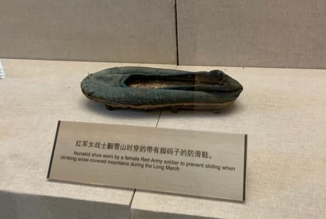 这是红军女战士高秀英爬雪山时穿的防滑钉鞋。

1912年，高秀英生于四川巴中县金